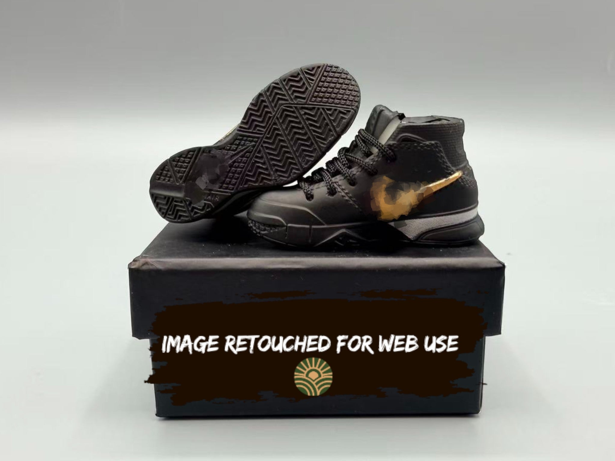1:6 Mini Sneaker Keychain – Mamba Style “Black Gold Eclipse”