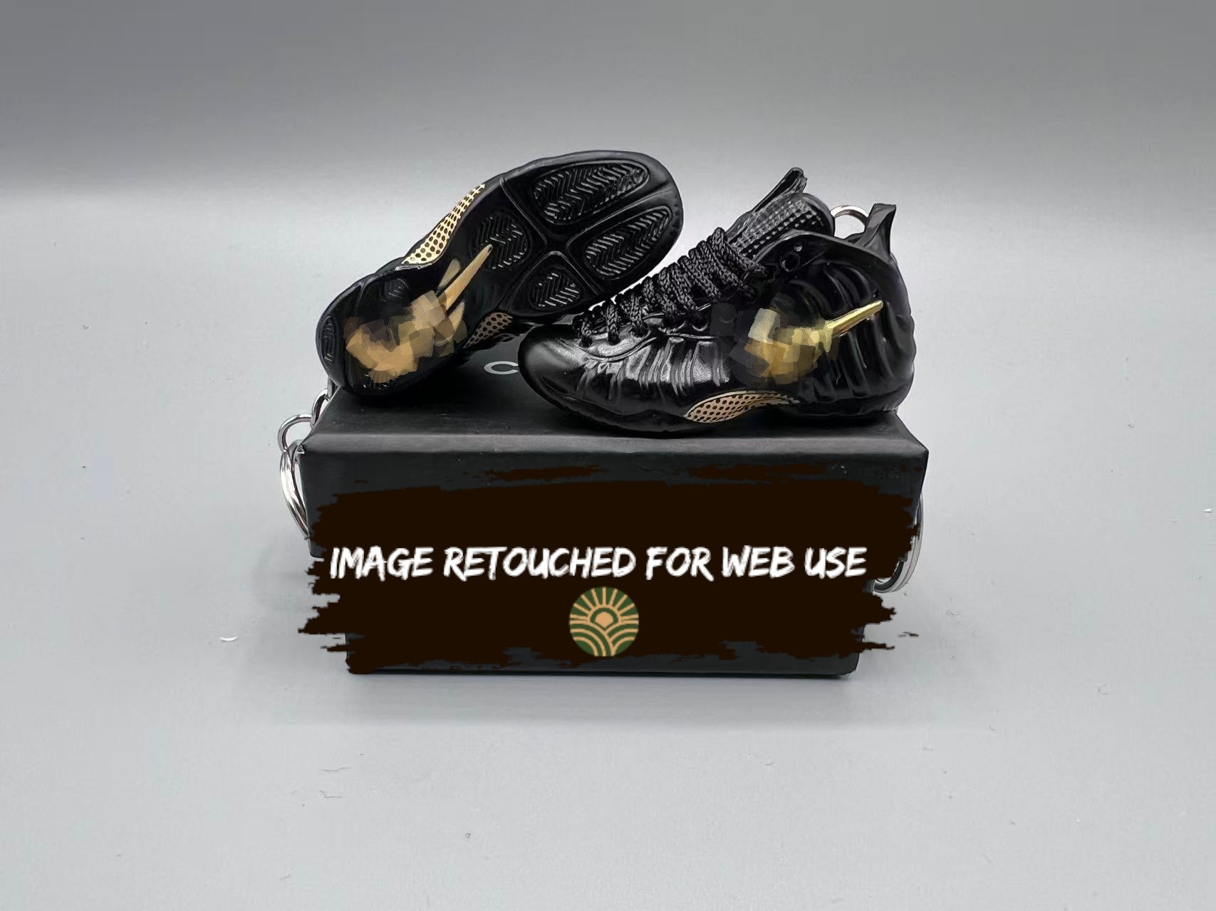 1:6 Mini Sneaker Keychain – Foamposite “Black Gold”