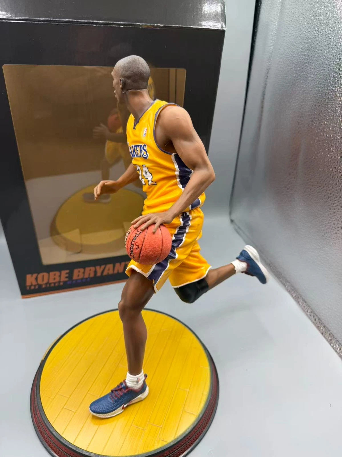 NBA Kobe Bryant Lakers 1/6 Scale Dribbling Statue Figurines 33cm / 13 Inch